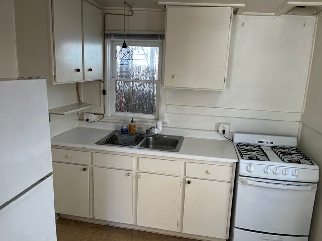 Kitchen - 10742 Palms Blvd
