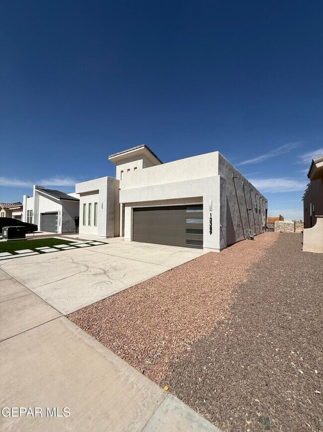 Foto del edificio - 13389 Carterton Ave