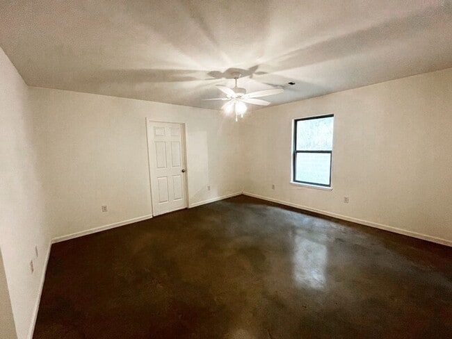 Building Photo - 246 Skylane Dr