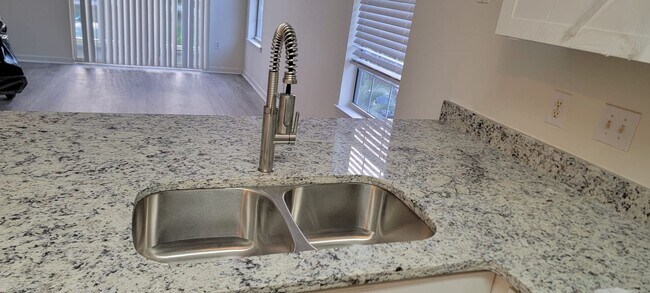 Foto del edificio - 498 River Oaks Dr