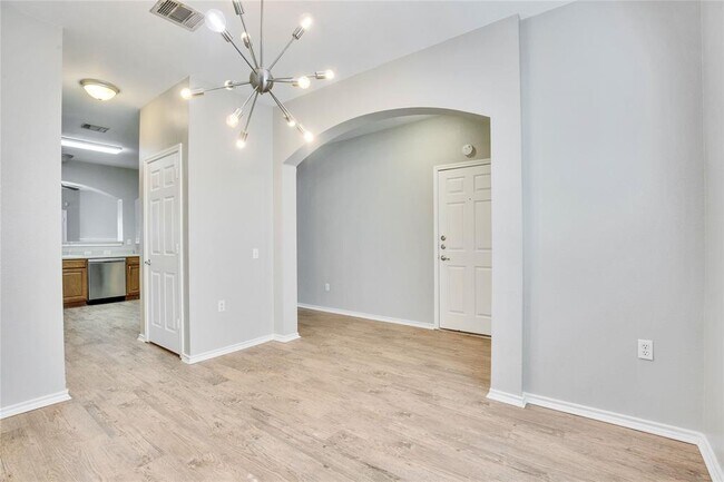 Building Photo - 10908 Long Summer Dr