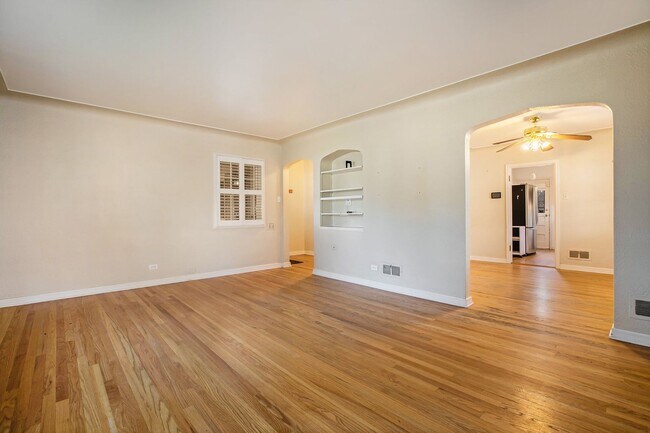 Foto del edificio - 4Bed/2Bath home with newly renovated basem...