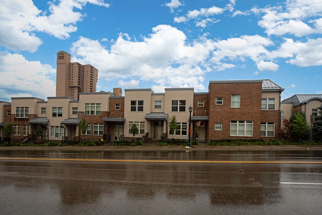 Foto principal - 221 1st Ave NE