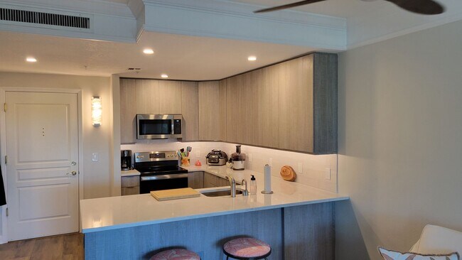 Building Photo - SHORT TERM ONLY  2/2 condo in luxury building downtown Sarasota