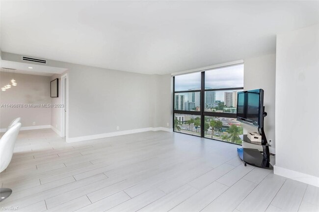 Building Photo - 3 br, 2 bath House - 3031 N Ocean Blvd Apt...