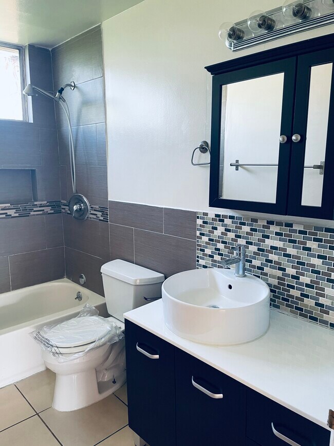 Baño - 219 N Buena Vista St