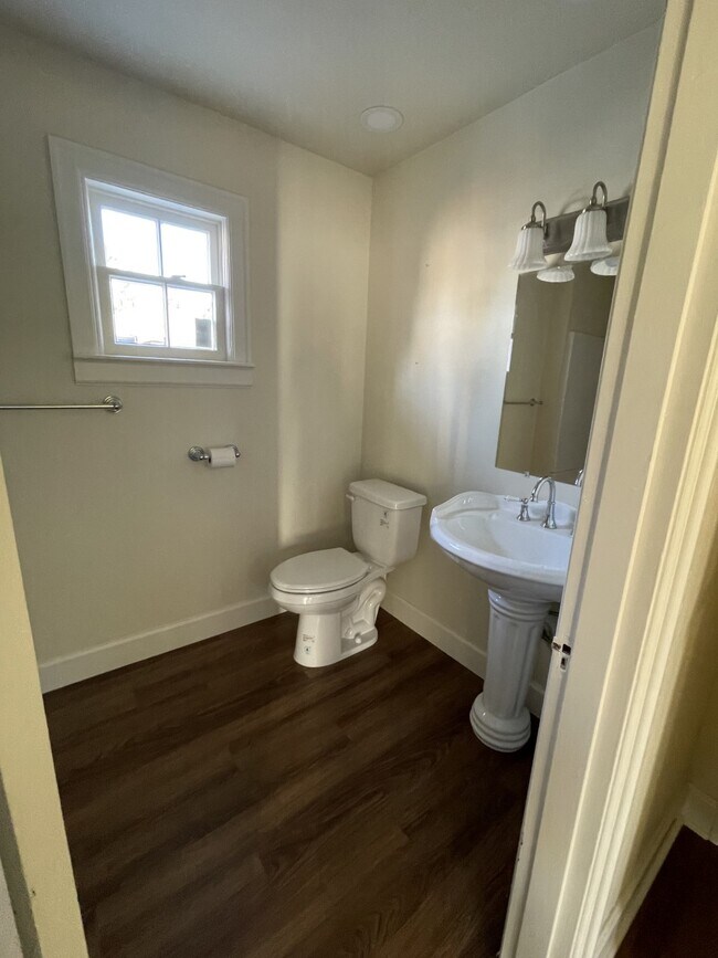 1st Floor Bath - 460 Mission St SE