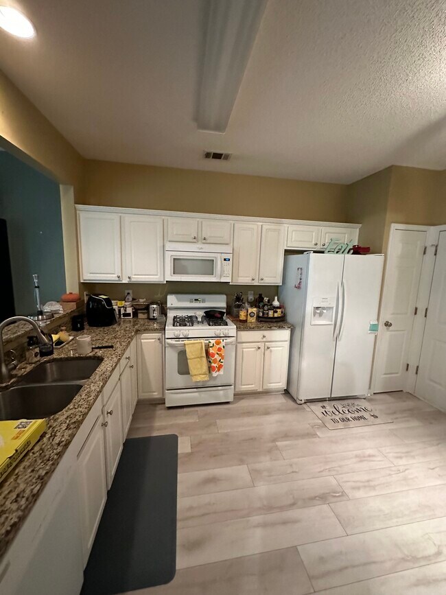 Foto del edificio - 4190 Royal Regency Cir NW