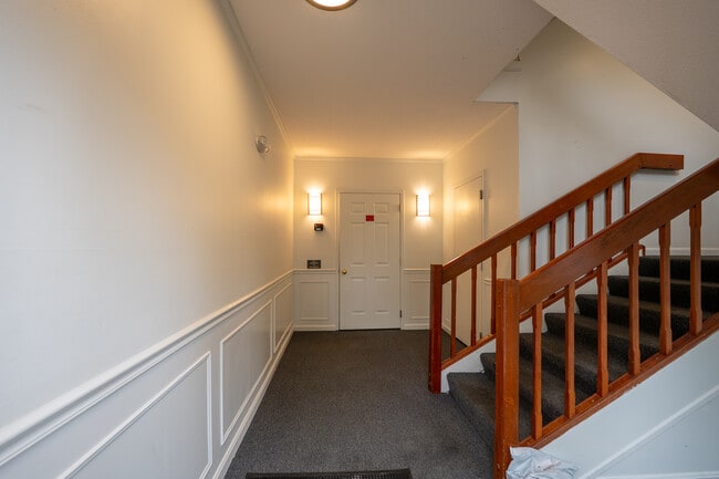Building Photo - 5 Bernards Rd