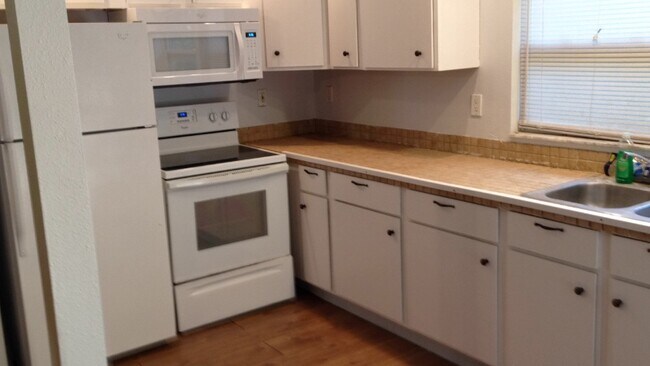 Foto del edificio - 15177 Oak Ln
