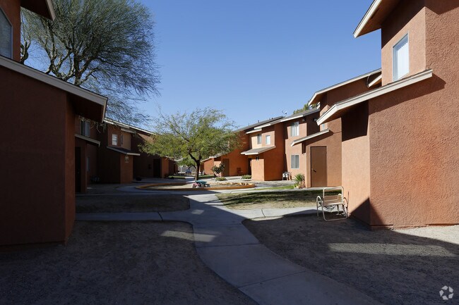 Foto del edificio - Thunderbird Apartments