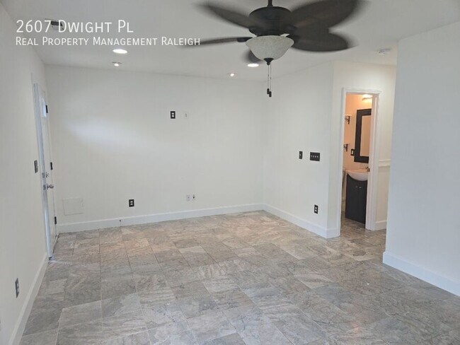 Building Photo - 2607 Dwight Pl