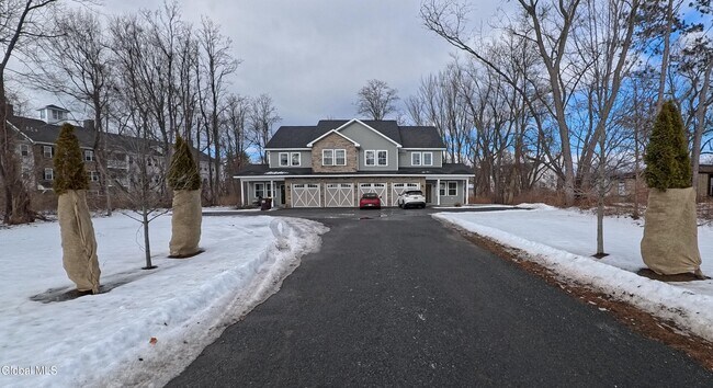 Foto del edificio - 745 Watervliet Shaker Rd