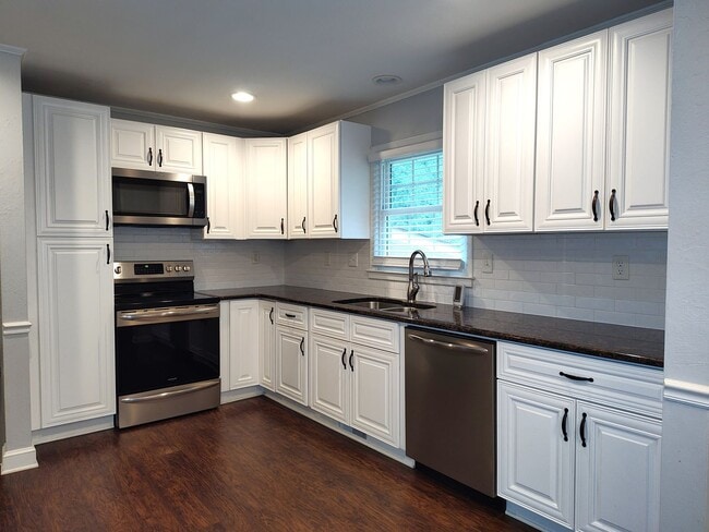 Building Photo - Charming split level home located in the Mcclintock Woods Community in Charlotte!