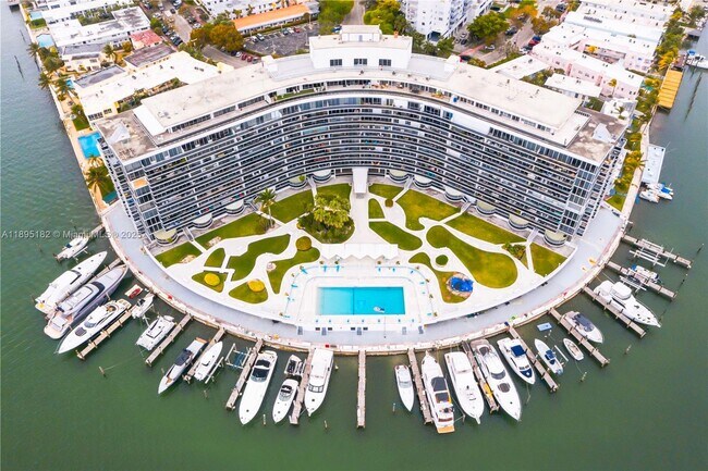 Building Photo - 900 Bay Dr