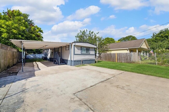Building Photo - 703 E Fayle Ave