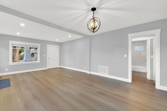 Foto del edificio - Modern Style Renovated 2 Bedroom 1 Bath House in Oakland -- Available Now!!!