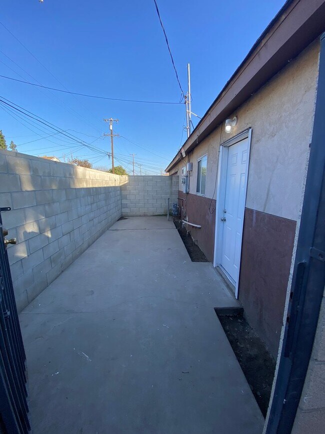 Foto del edificio - Hard to Find 1 BD 1 BA House with a 2 car garage and it's own yard.