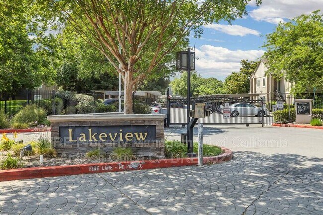 Foto del edificio - 1127 Lakeview Cir