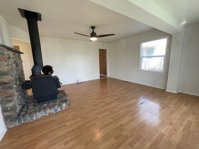 Foto del edificio - Northside 3 Bedroom Fenced with Huge Shop