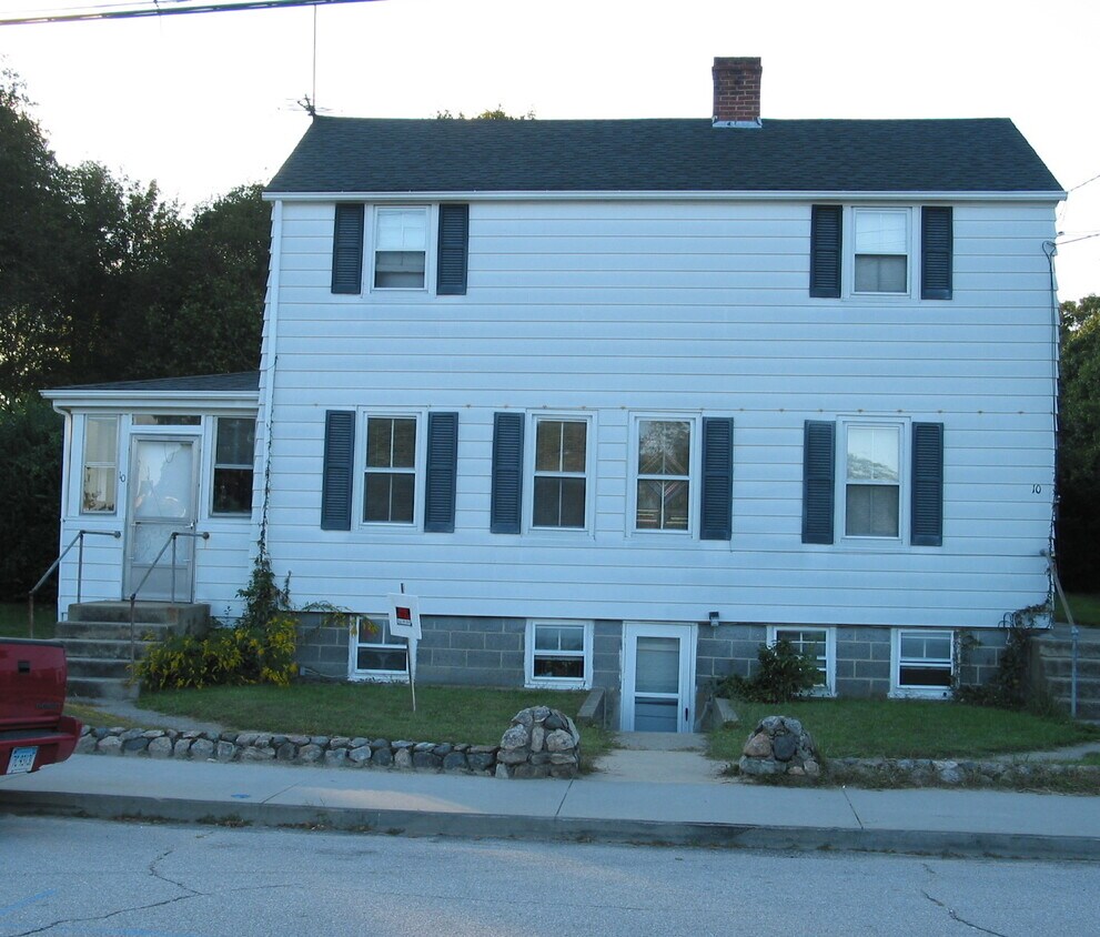10 Robinson St Unit Basement, Pawcatuck, CT 06379 Apartments in