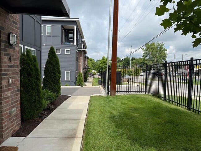 Foto del edificio - 3 - Level Modern Apartment in East Nashville