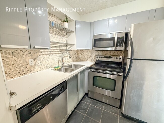 Photo du bâtiment - Modern 2 Beds, 2 Baths Apartment/Condo | Utilities Included