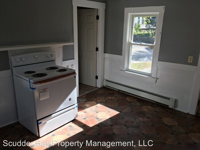 Building Photo - 3 br, 1 bath Apartment - 51 Lake st
