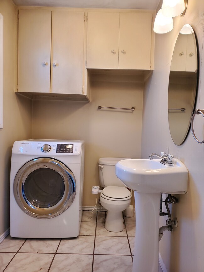 Bathroom & Dryer - 916 S Decatur St