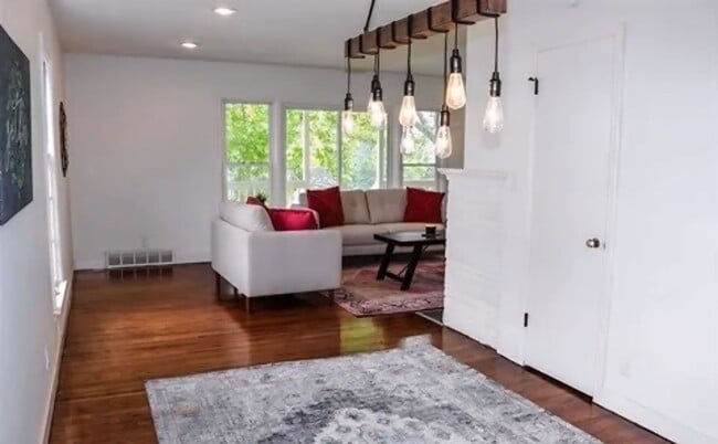 Photo - Spacious Three Bedroom Available Now! House