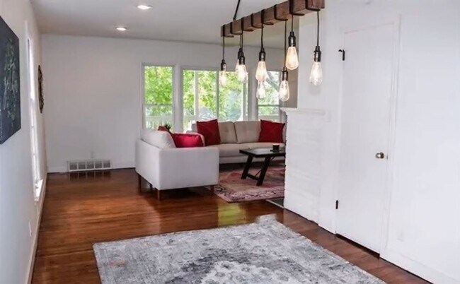 Foto del edificio - Spacious Three Bedroom Available Now!