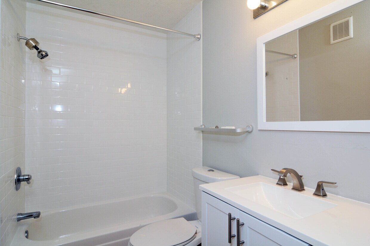Foto principal - 770 W Village Rd