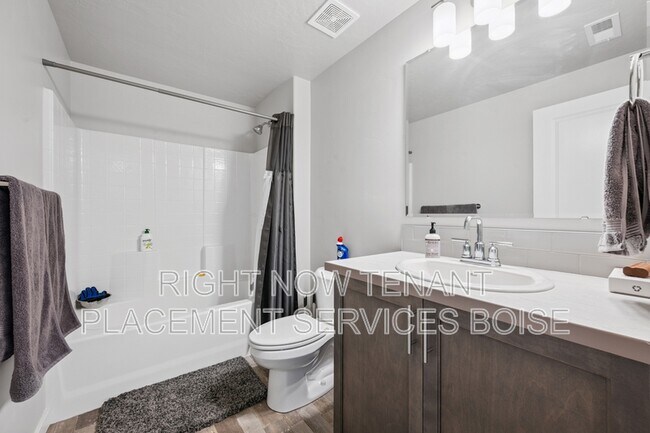 Building Photo - 2118 E Pilsner St