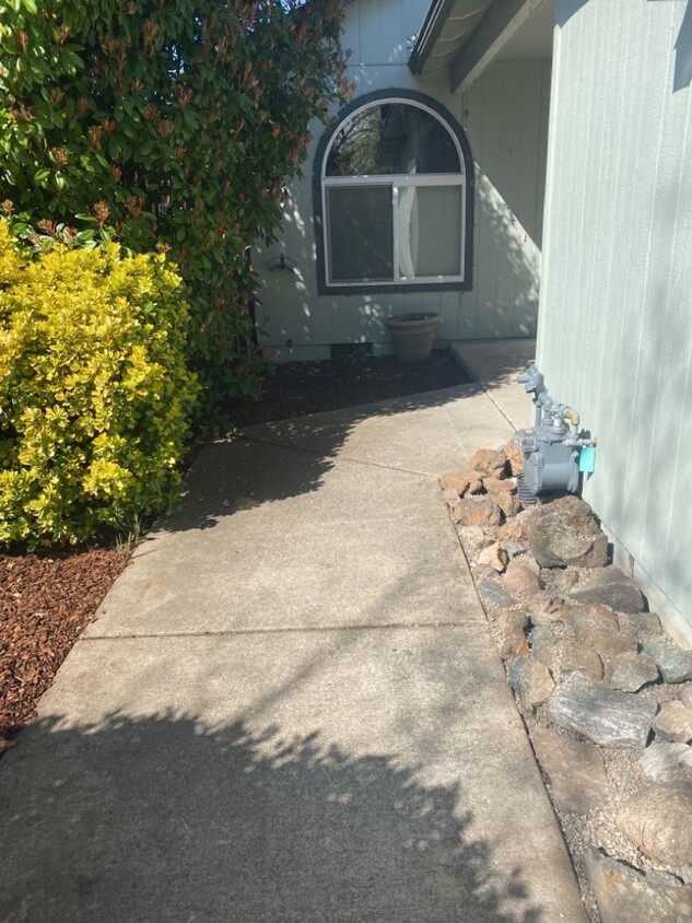 Primary Photo - Super cute 2 bedroom, 2 bath Duplex in Cen...