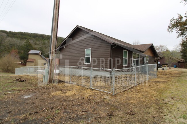 Building Photo - Beautiful 3 Bedroom / 2 Bath House
