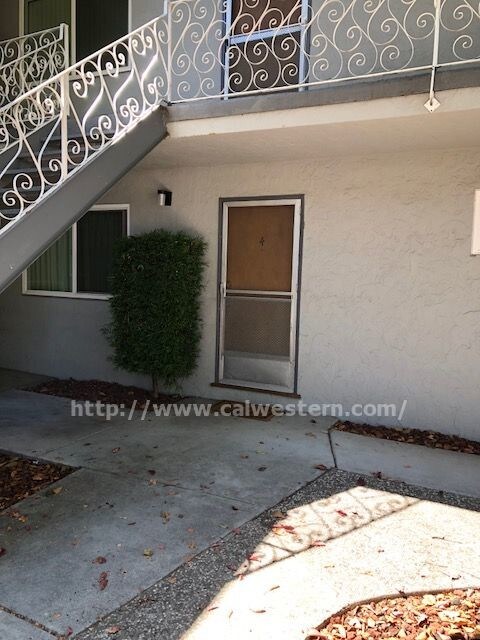 Foto del edificio - 1/1 downstairs with small side yard