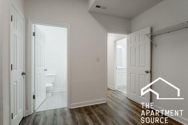 Photo - Huge 3 bedroom Unit in Logan Square Apartment