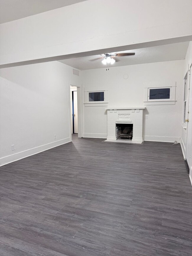 Building Photo - 1216 E Pierce St