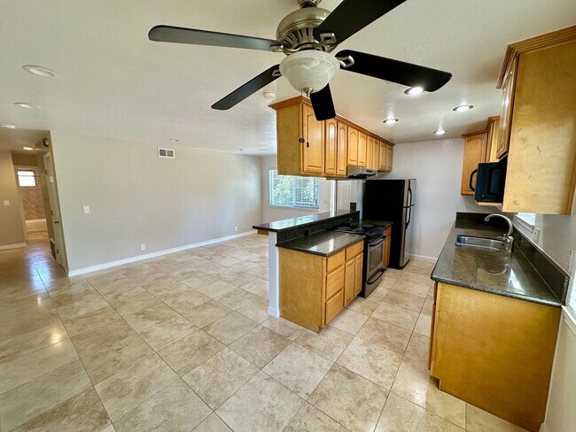 Foto del edificio - Remodeled Condo Near Transit