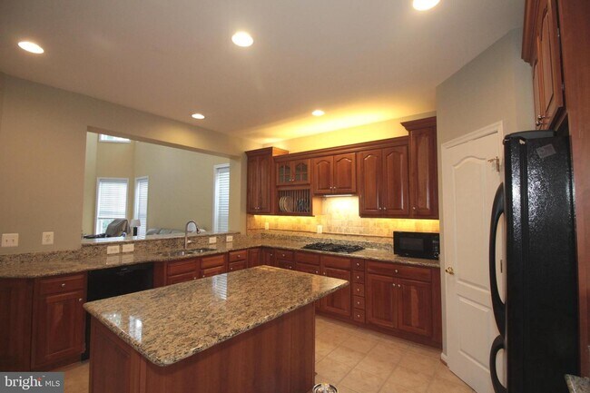 Building Photo - 21885 Larchmont Way