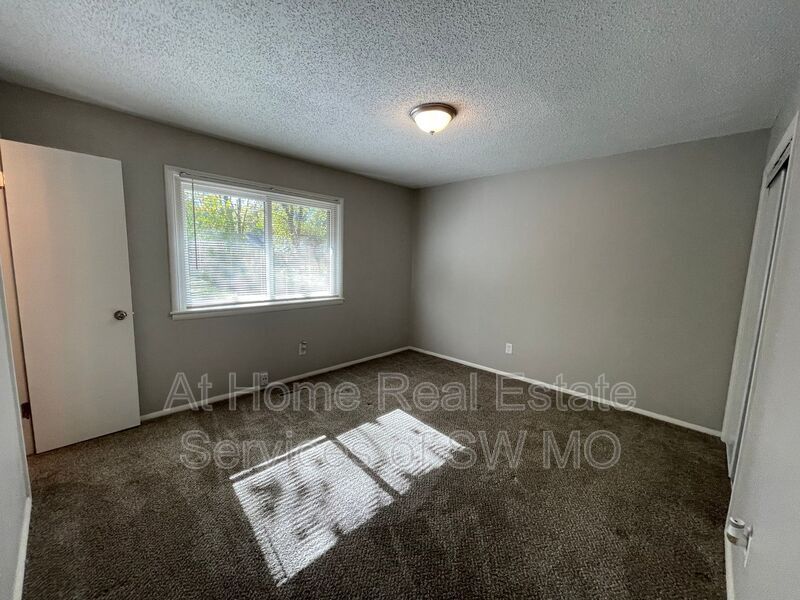 Building Photo - 1228 W Winkler St
