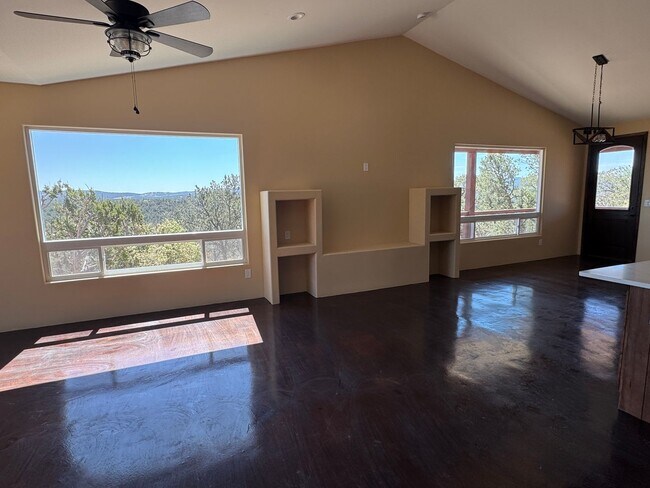 Foto del edificio - Brand new 3 bedroom, 2 bathroom home in Cedar Crest, NM