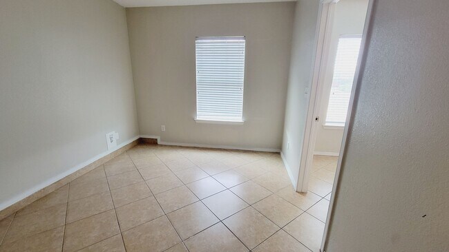 Foto del edificio - Recently painted 4 bedroom, 3 bath home in...
