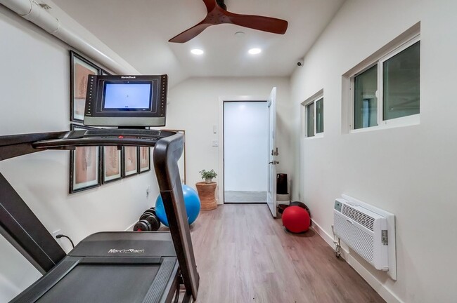 Foto del interior - Premier Apartment Complex Near Hollywood Park with Pool, Gym and Covered Parking!