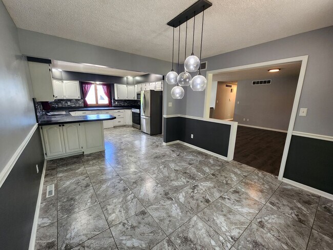 Foto del edificio - 2-Car Garage + Washer & Dryer + Recently Updated! Available September 3rd!