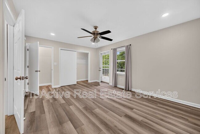 Foto del edificio - 100 Hodges Manor Rd