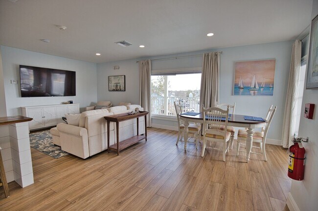 Building Photo - Seasonal or Annual Fully Remodeled Apartme...