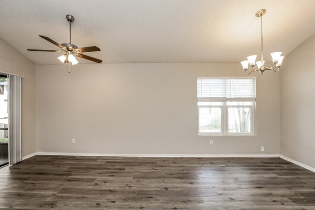 Building Photo - 585 Conure St