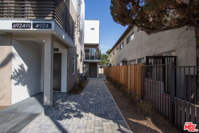 Foto del edificio - 4924 Laurel Canyon Blvd