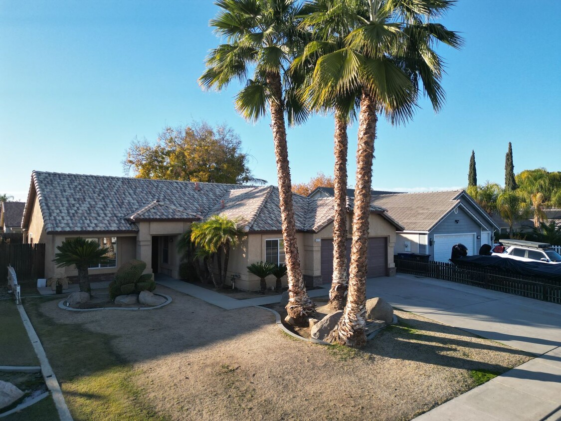 Foto principal - Spacious 4-Bedroom Home in Bakersfield, CA!